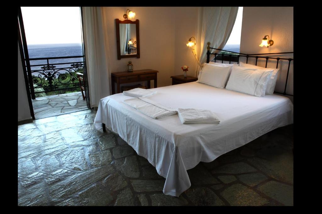 Mando Beachfront Stafylos Habitación foto